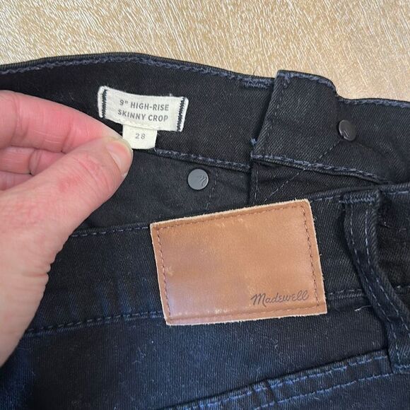 Madewell 9" Mid-Rise Skinny Crop Jeans in ISKO Stay Black™: Raw-Hem Edition - Picture 7 of 11